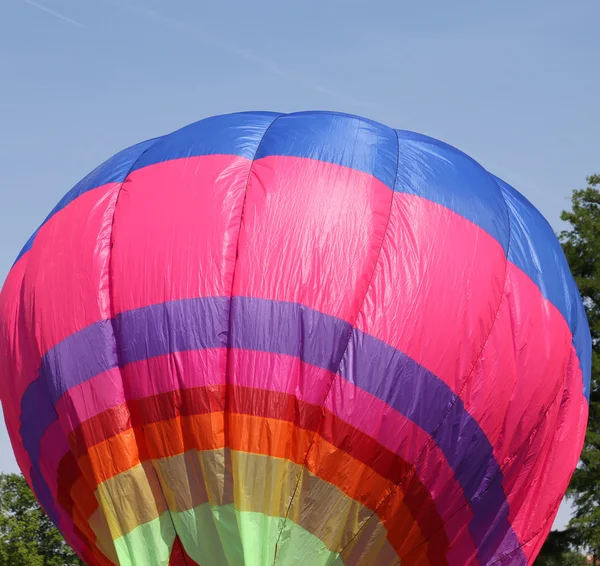 Барвиста повітряна куля літає — стокове фото