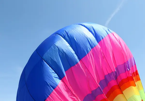 Montgolfière colorée vole dans le ciel bleu — Photo