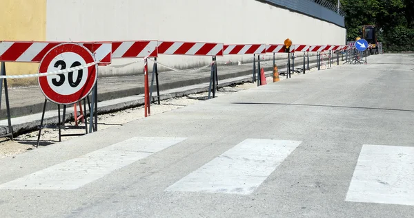 Señal de límite de velocidad y obstáculos en la excavación de carreteras — Foto de Stock