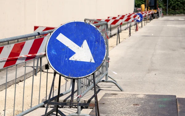 Großes Verkehrszeichen mit Pfeil auf der Baugrube während der Bauarbeiten — Stockfoto