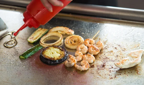 Cocinar en el restaurante alimentos a la parrilla y pinchos de camarón —  Fotos de Stock