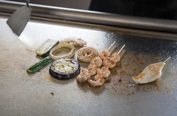 Cozinhar no restaurante alimentos grelhados e espetos de camarão — Fotografia de Stock
