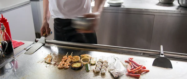 Restaurante chef con platos a la parrilla y un pescado único —  Fotos de Stock