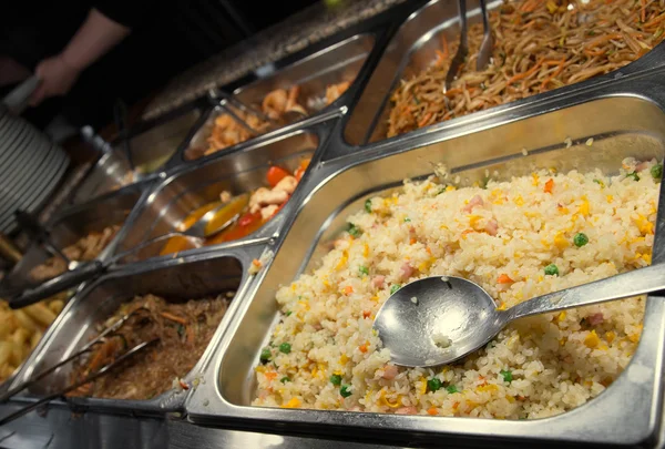 Çin restoranı lezzetli yemekler ve pirinç ile — Stok fotoğraf