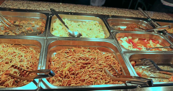 Ristorante cinese con cibo e tagliatelle — Foto Stock