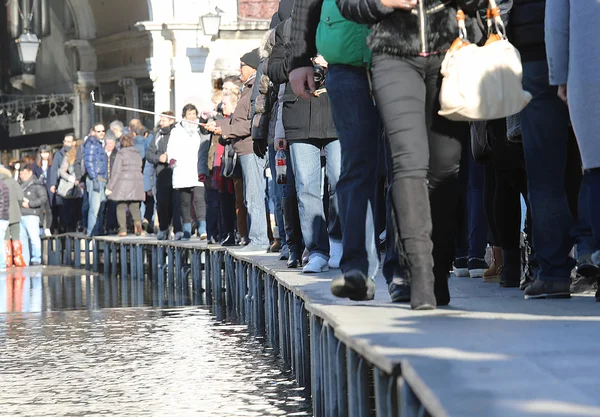 VENECIA, VE, ITALIA - 31 de enero de 2015: los turistas en Venecia caminan sobre — Foto de Stock