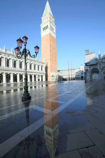 Campanile svatého Marka v Benátkách s přílivem — Stock fotografie