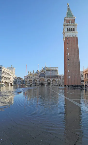 Campanile svatého Marka v Benátkách s přílivem — Stock fotografie