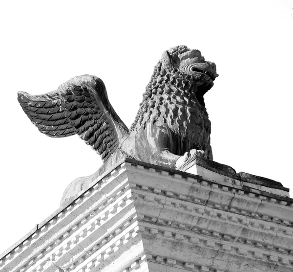 Estatua de león alado en piazza san marco en Venecia — Foto de Stock