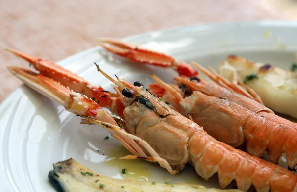 Pescado a la parrilla con gambas — Foto de Stock