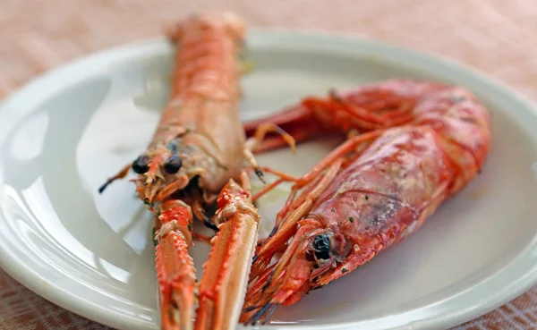 Gegrillter Fisch mit Riesengarnelen und Norwegischem Hummer im Restaurant — Stockfoto