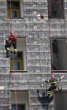 kurtarma ekipleri Bina Tırmanma devam edebilirsiniz