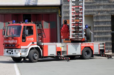metal ölçek ile kamyon itfaiye açıldı