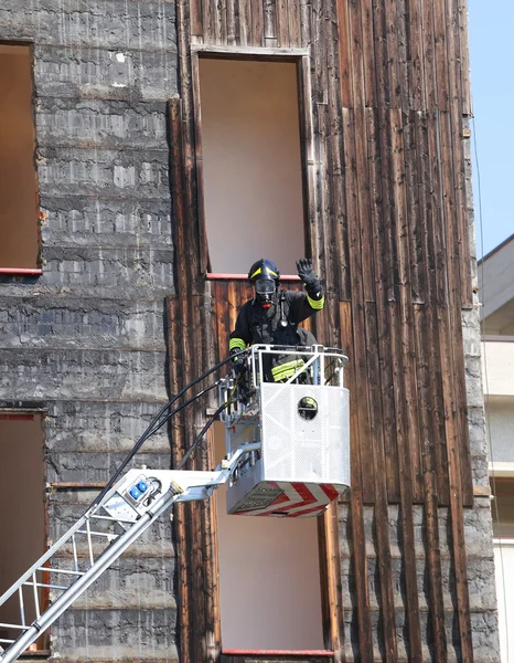 Brandman i korg av pumper brandbilar — Stockfoto