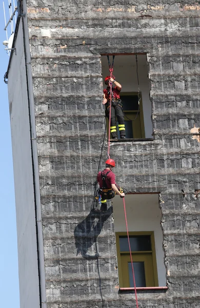 Bombeiros durante treinamento em quartel de bombeiros — Fotografia de Stock