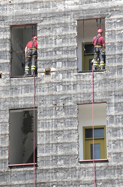 Bomberos durante ejercicios de rescate en la estación de bomberos — Foto de Stock