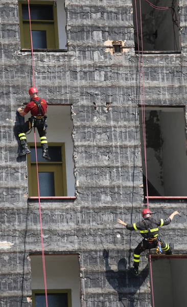 Socorristas durante os treinos de escalada do edifício — Fotografia de Stock