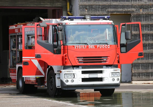 Olasz tűzoltók kamion eloltani a tűz készen — Stock Fotó