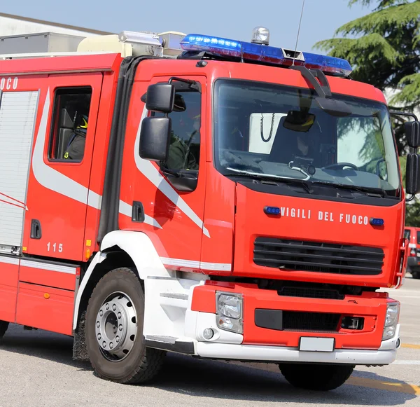 Gros camions de pompiers fonctionne rapidement en cas d'urgence — Photo