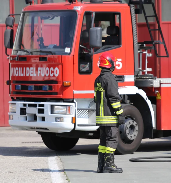 Bomberos italianos durante una emergencia con trajes de protección — Foto de Stock