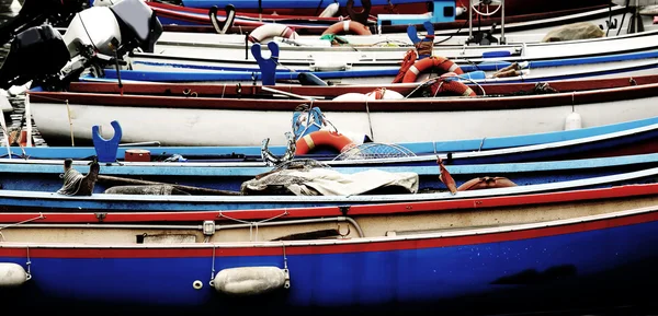 Rowing boats and motor boats moored at the pier — Stock Photo, Image