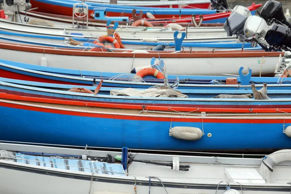 Веслування на човнах і моторних човнах, причалених на причалі — стокове фото