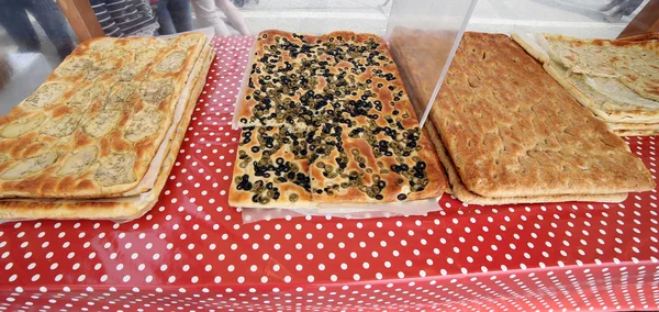 Brot und Kuchen zum Verkauf an Straßenständen in Italien — Stockfoto