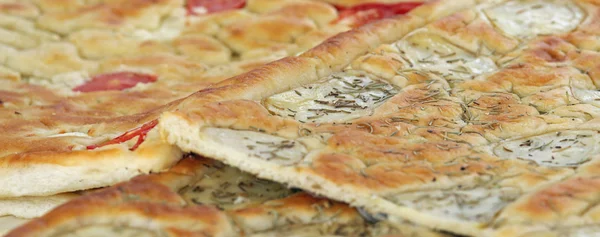 Pan al horno comida italiana llamada Focaccia con romero —  Fotos de Stock