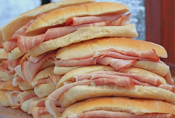 Sandwichs au jambon en vente au bar — Photo