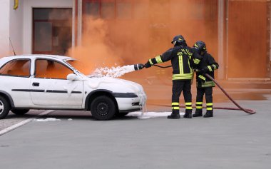 bir arabada bir yangın söndürmek için itfaiye egzersiz sırasında