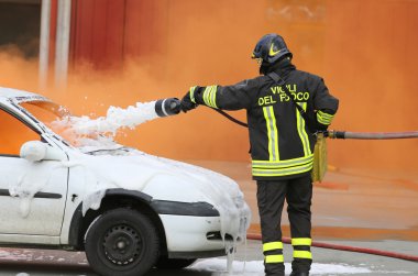 bir arabada bir yangın söndürmek için itfaiye egzersiz sırasında