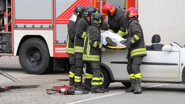 Пожарные освобождают раненых после автомобильной аварии — стоковое фото