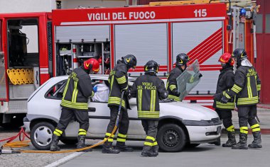 cesur itfaiye sonra bir trafik kazası bir yaralı rahatlatmak 