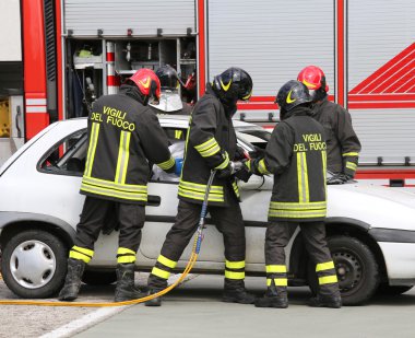 cesur itfaiye sonra bir trafik kazası bir yaralı rahatlatmak 