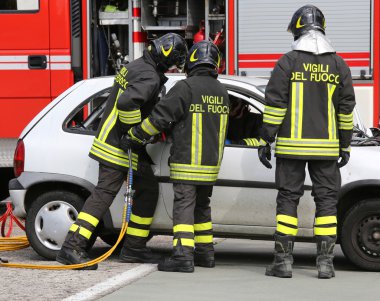 cesur itfaiye sonra bir trafik kazası bir yaralı rahatlatmak 