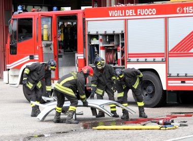 araba parçaları ve itfaiye ile trafik kazası 