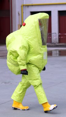 biyolojik risk karşı sarı koruyucu uygun olan adam