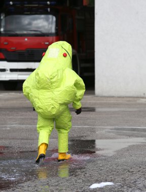 biyolojik risk karşı sarı koruyucu uygun olan adam