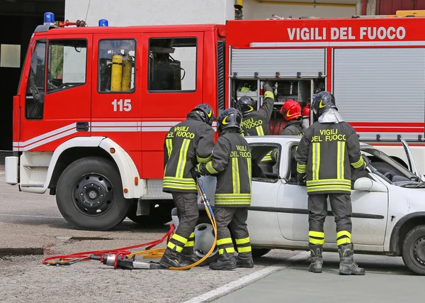 Dzielnych strażaków złagodzić rannych po wypadku drogowym — Zdjęcie stockowe