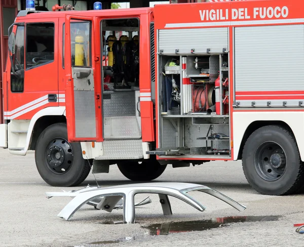 Dopravní nehoda s autodíly a firetruck — Stock fotografie