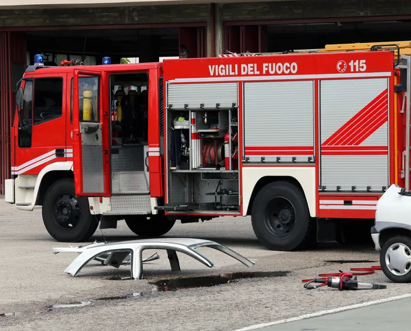 Accidente de tráfico con piezas de automóviles y el camión de bomberos —  Fotos de Stock