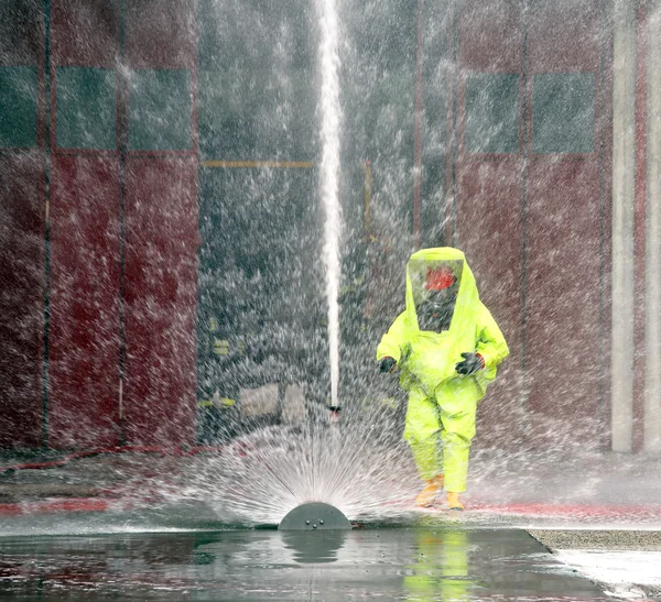 Homem com equipamento de proteção amarelo — Fotografia de Stock