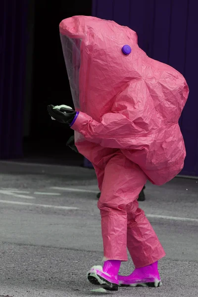 Hombre con equipo protector amarillo contra el riesgo biológico — Foto de Stock