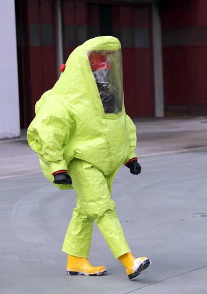 Homme avec un équipement de protection jaune contre les risques biologiques — Photo