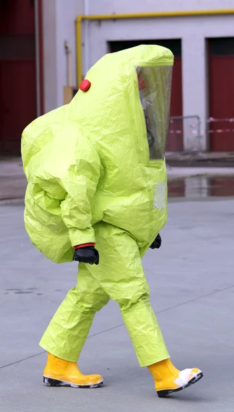 Hombre con traje protector amarillo contra el riesgo biológico — Foto de Stock