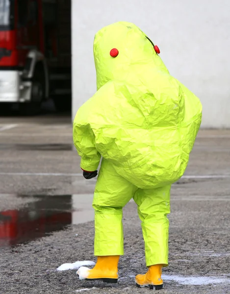 Bombeiro com equipamento de protecção amarelo contra o risco biológico — Fotografia de Stock