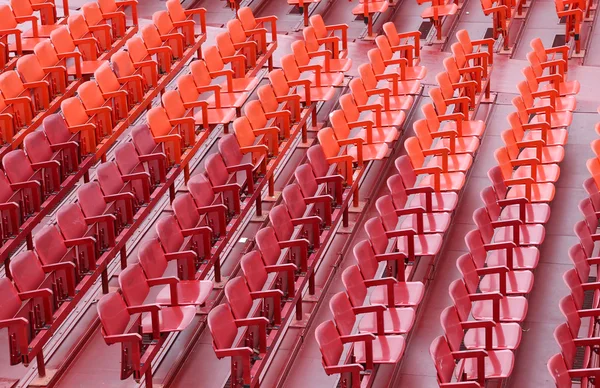 Lege stoelen in de tribunes voor het evenement — Stockfoto