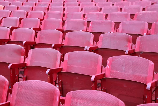 Sillas rojas en el estadio antes del espectáculo —  Fotos de Stock