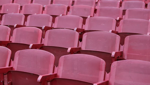 Rote leere Stühle im Stadion — Stockfoto