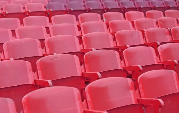 Sillas rojas en el estadio antes del espectáculo —  Fotos de Stock